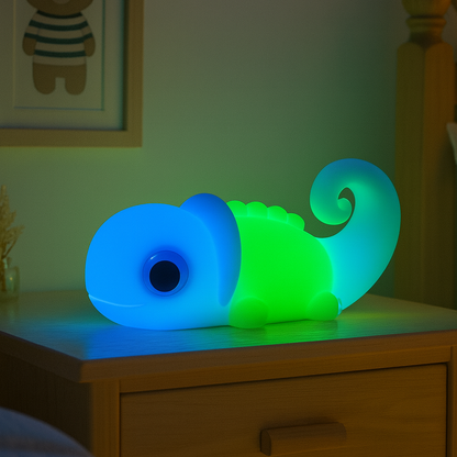 veilleuse caméléon bleue et verte pour enfant posé sur la table de chevet qui éclaire la chambre de garçon