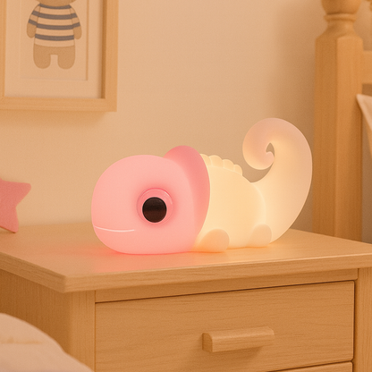 veilleuse caméléon rose pour enfant posée sur la table de chevet d'une chambre de fille