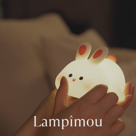 Avantages en vidéo de la veilleuse lapin Lampimou : tactile, silicone moelleux, minuterie intégrée.