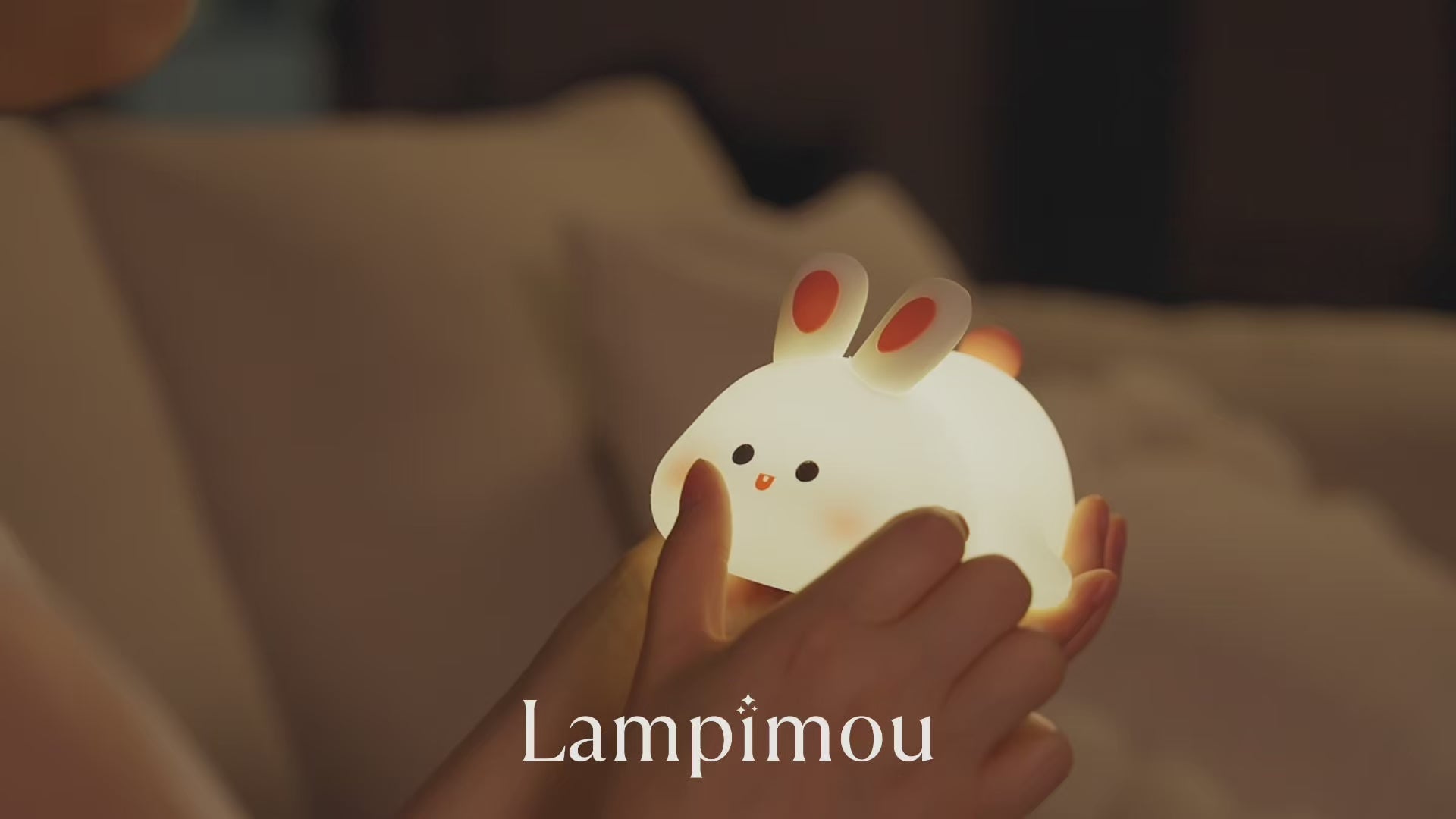 Avantages en vidéo de la veilleuse lapin Lampimou : tactile, silicone moelleux, minuterie intégrée.