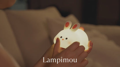 Avantages en vidéo de la veilleuse lapin Lampimou : tactile, silicone moelleux, minuterie intégrée.