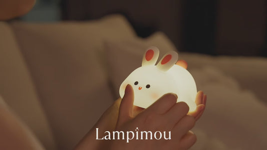 Avantages en vidéo de la veilleuse lapin Lampimou : tactile, silicone moelleux, minuterie intégrée.