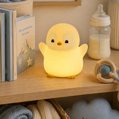 veilleuse pingouin dans une chambre de bébé décorée en bleu