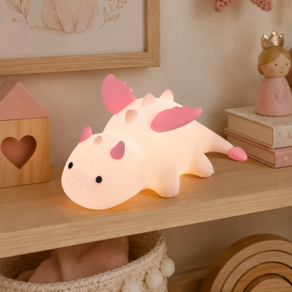 veilleuse dragon rose pour enfant posée dans une chambre de fille à la décoration rose