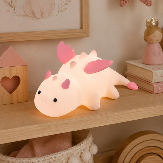 veilleuse dragon rose pour enfant posée dans une chambre de fille à la décoration rose