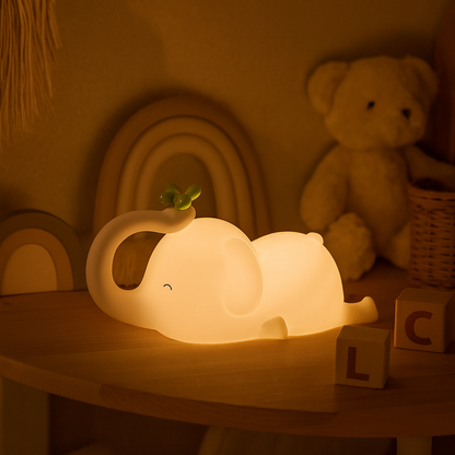 Veilleuse éléphant qui diffuse une lumière chaude dans une chambre bébé.