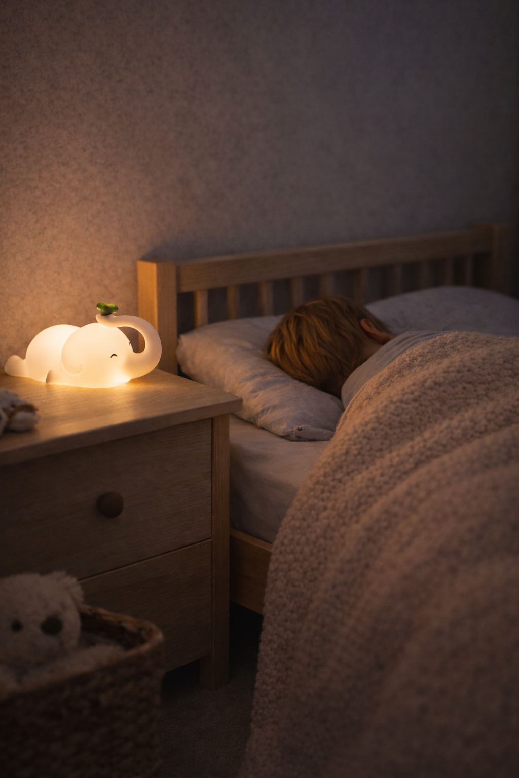 enfant qui dort paisiblement dans sa chambre grâce à la veilleuse éléphant Lampimou
